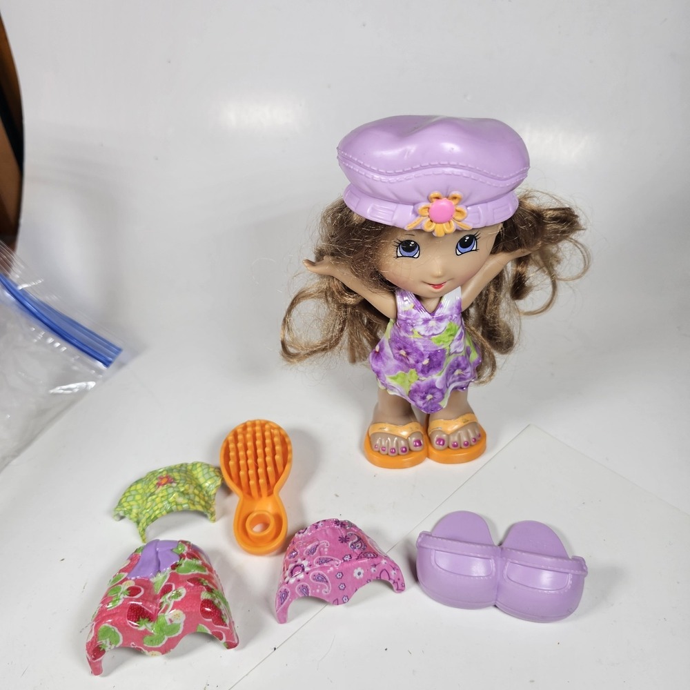 Fisher Price Snap 'N Style 1 Doll With 4 Fashion Outfits